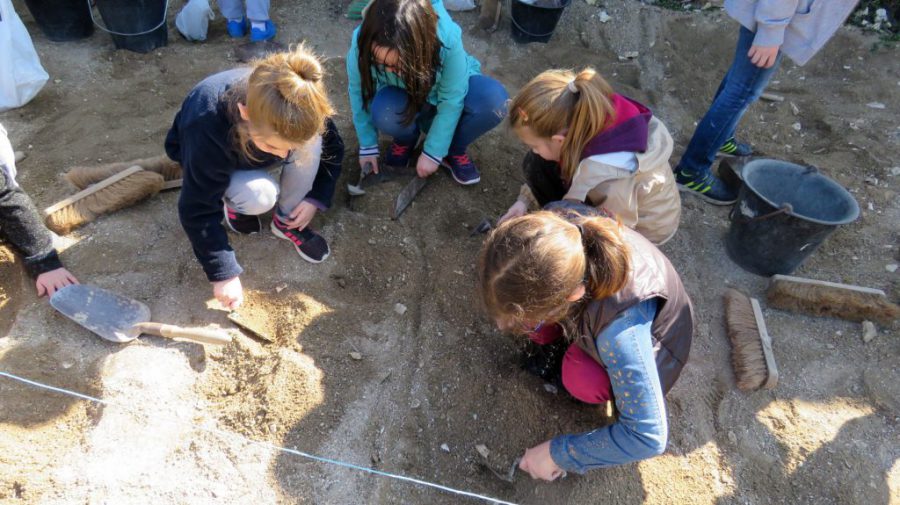 Groupe d'enfants creusant la terre